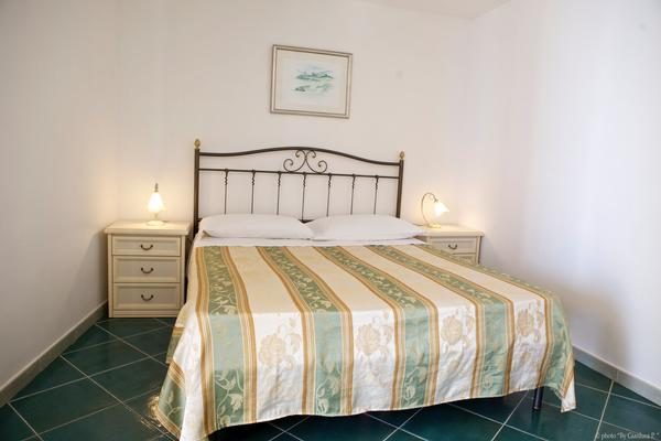 Camera con letto in ferro battuto