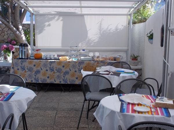Colazione servita sotto il pergolato