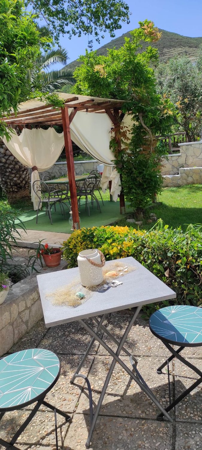 Tavolino bistro sotto il pergolato