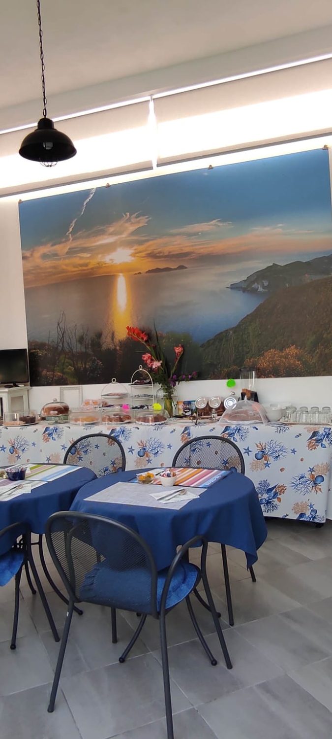 Sala colazione con murale del tramonto