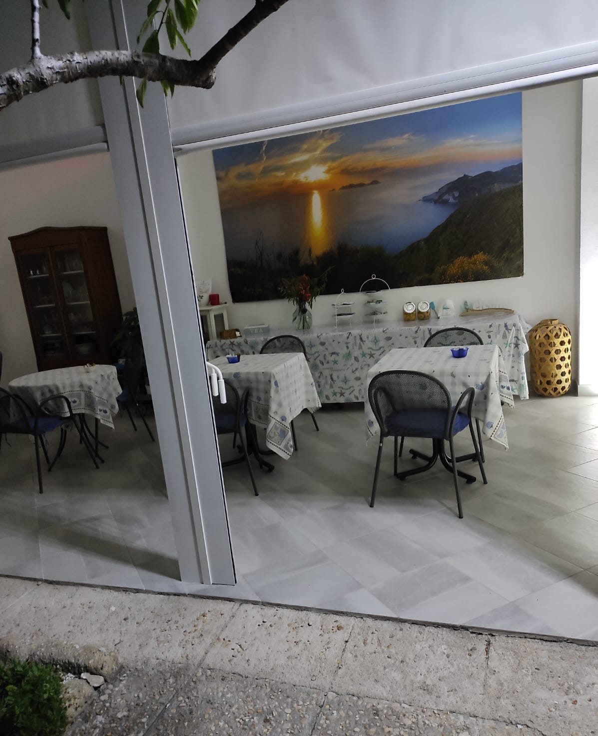 La sala colazione vista dalla vetrata