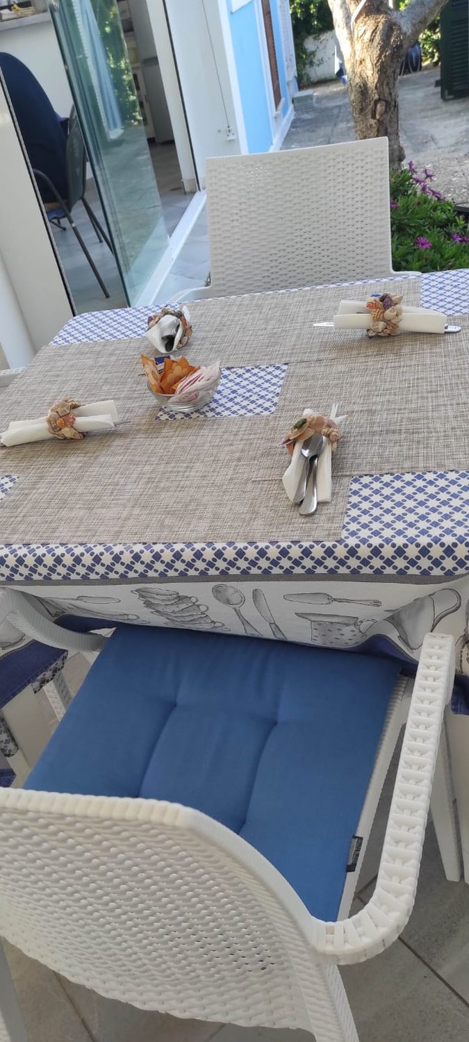 Tavolo apparecchiato per la colazione