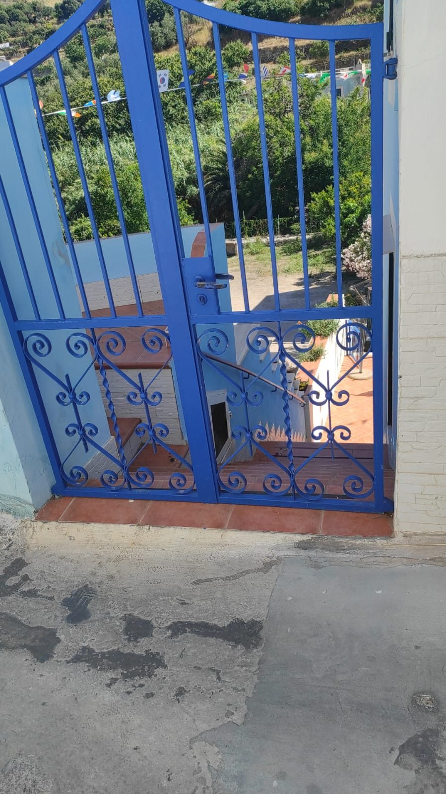 Cancello blu in ferro battuto
