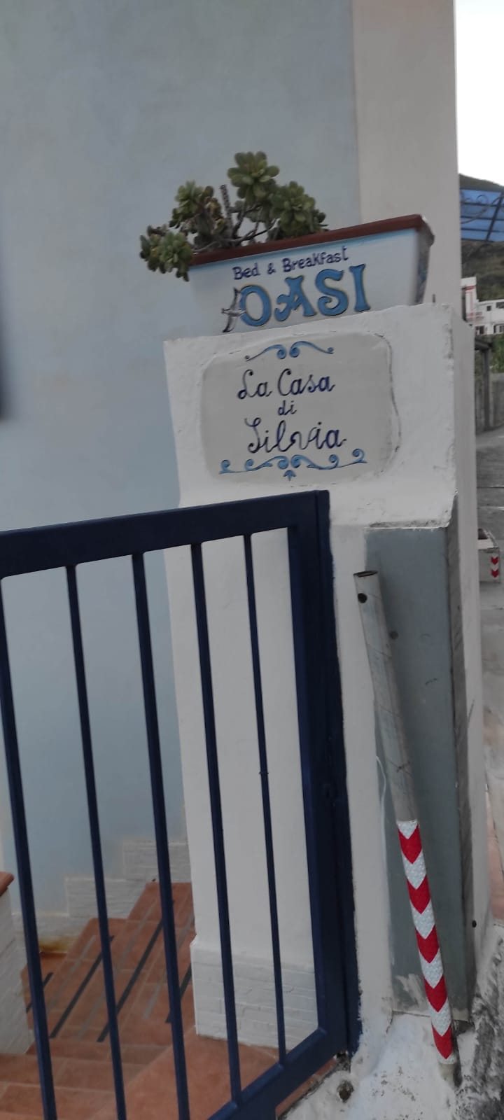 Insegna e cancello d'ingresso