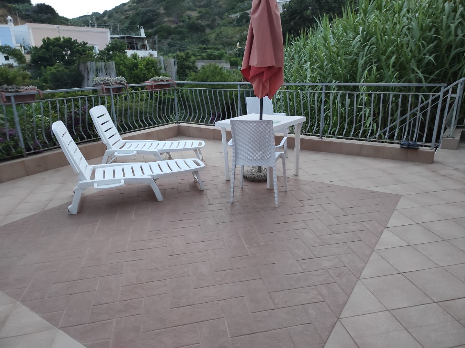 Terrazza con lettini e vista