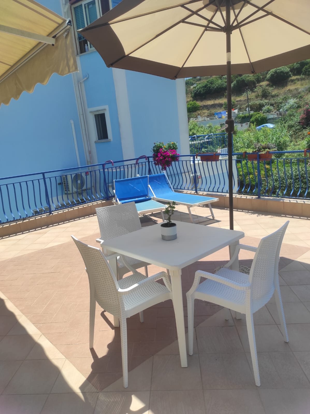 Terrazza con tavolo e ombrellone