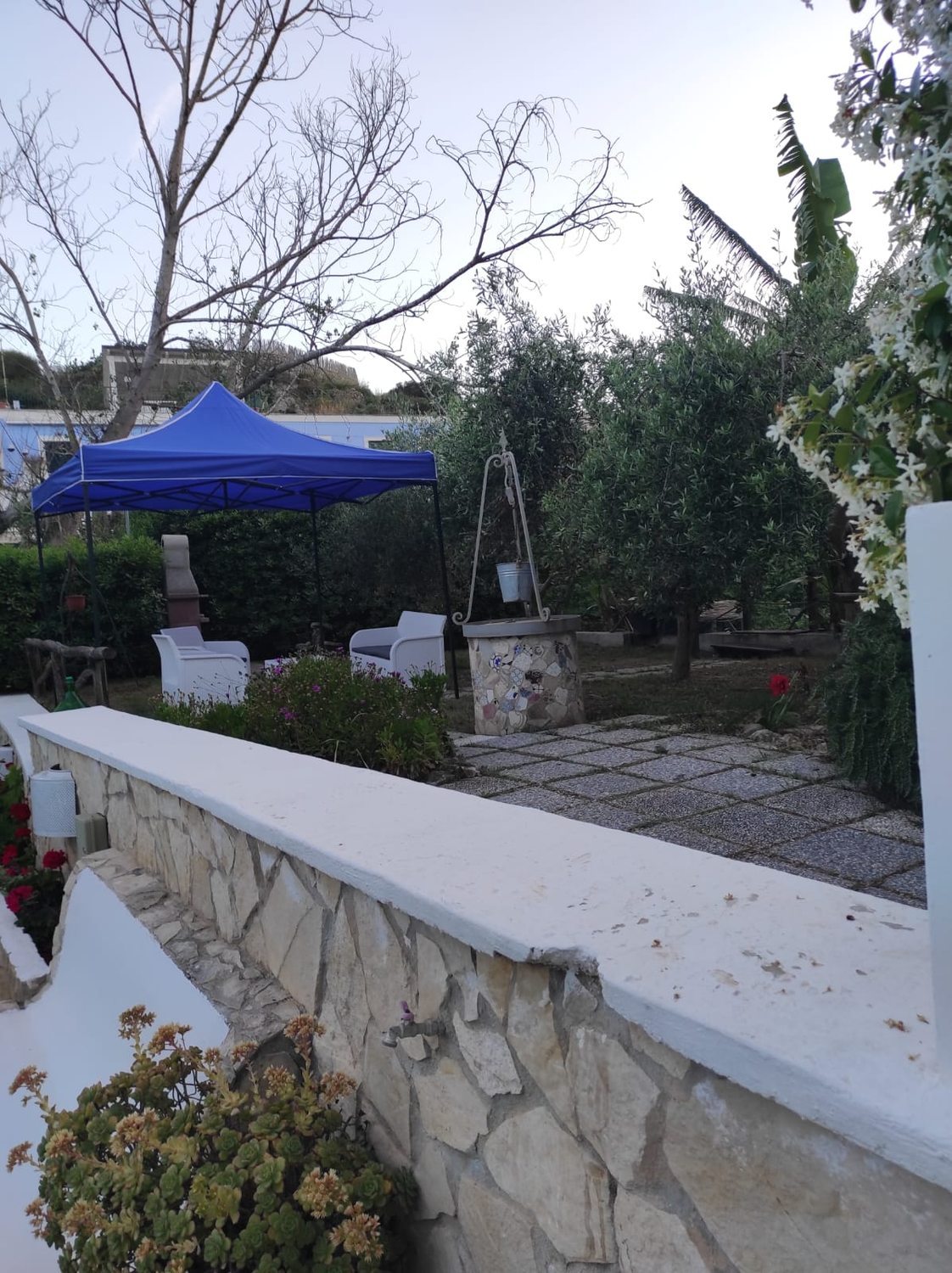 Gazebo blu oltre il muretto in pietra