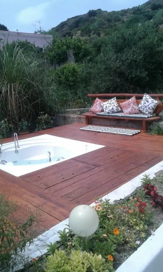 Idromassaggio nel giardino