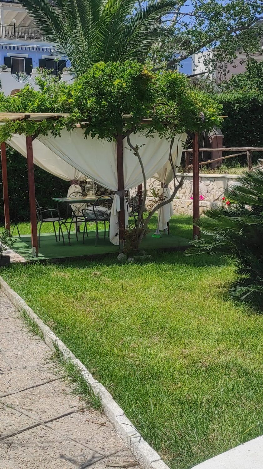 Prato e pergolato con tende