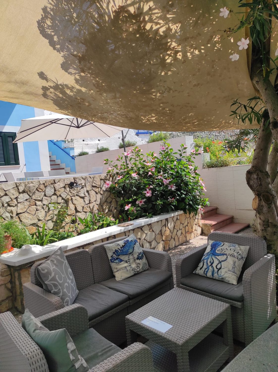 Salotto esterno in giardino